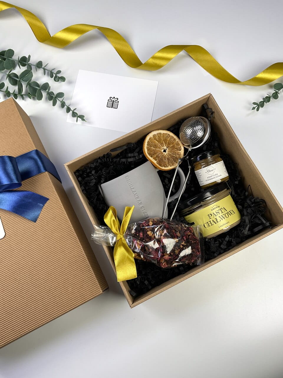 Designerski matowy kubek i zaparzacz w zestawie prezentowym „Tea Time”. Idealny podarunek w ryflowanym pudełku z niebieską wstążką.