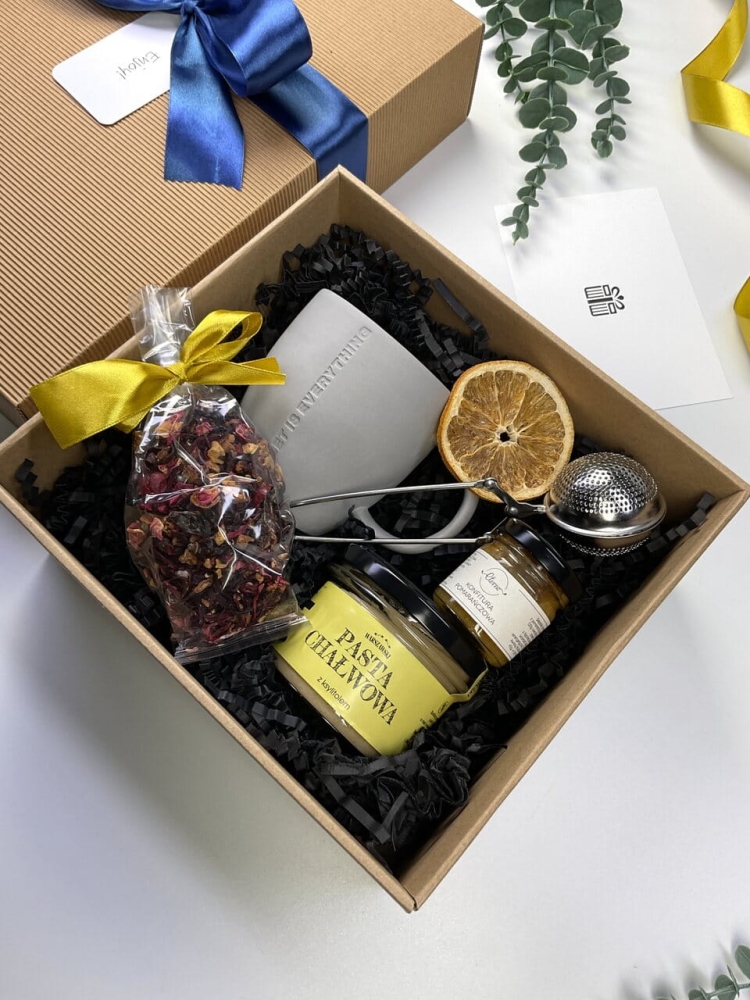 Naturalny box prezentowy ryflowany z kubkiem, herbatą i pastą chałwową. Elegancki zestaw upominkowy z zaparzaczem do herbaty.