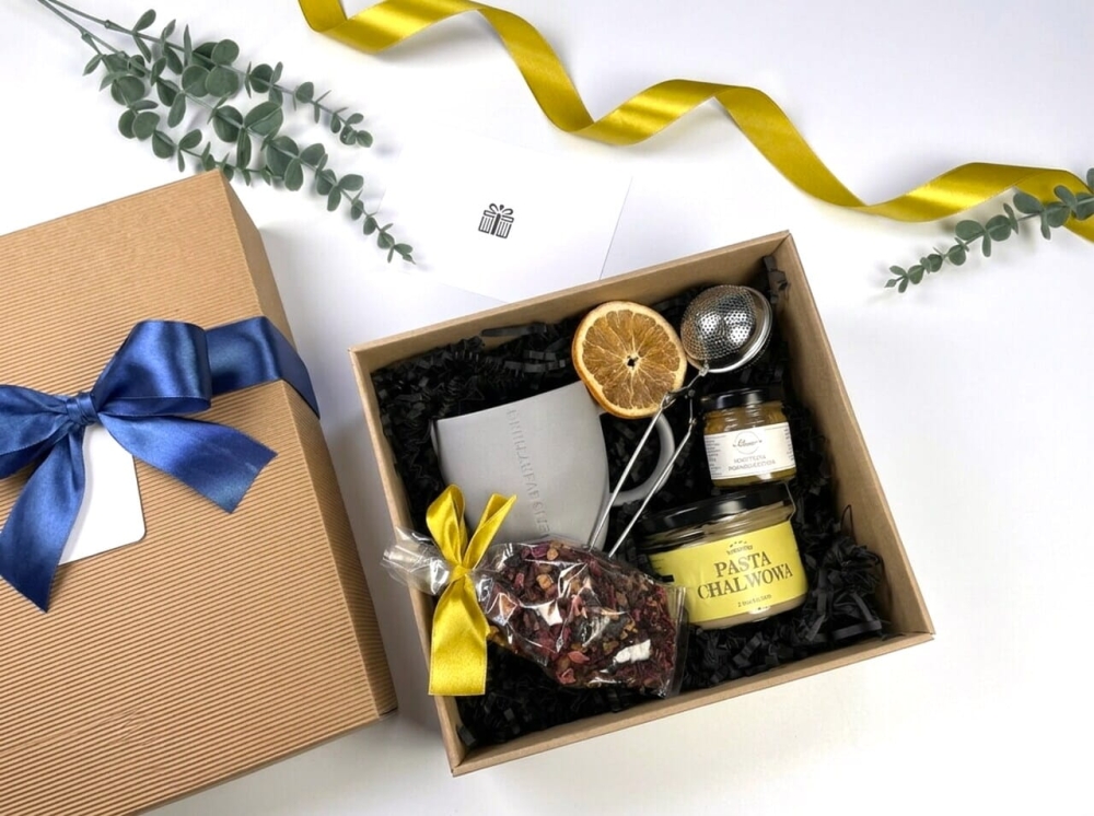Designerski matowy kubek i zaparzacz w zestawie prezentowym „Tea Time”. Idealny podarunek w ryflowanym pudełku z niebieską wstążką.