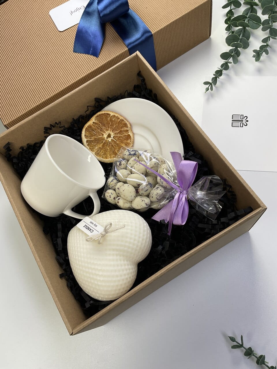 Świeca sojowa serce rzemieślnicza wewnątrz naturalnego boxu upominkowego. Symboliczny prezent z porcelaną i migdałami w czekoladzie.