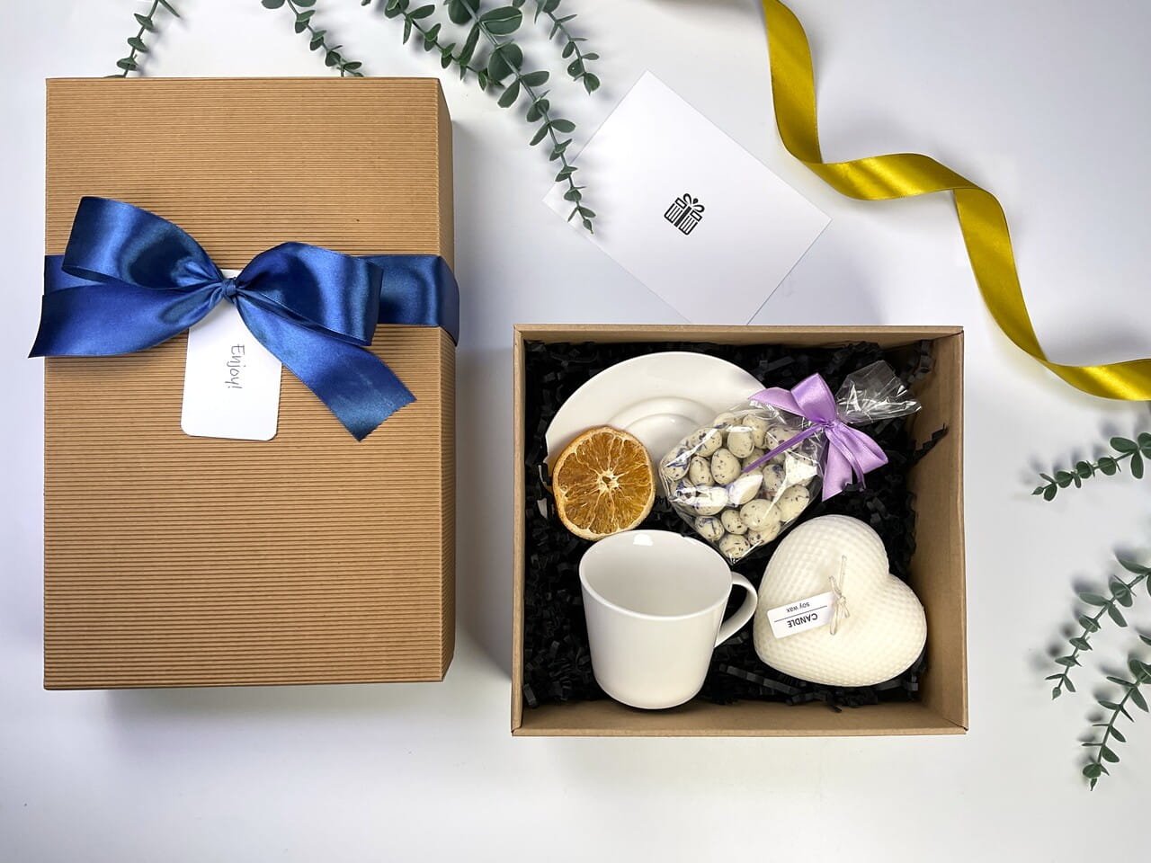 Luksusowy box prezentowy ryflowany z białą porcelanową filiżanką, świecą sojową serce i migdałami. Elegancki zestaw upominkowy dla niej.