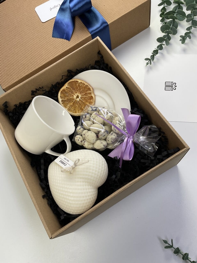 Świeca sojowa serce rzemieślnicza wewnątrz naturalnego boxu upominkowego. Symboliczny prezent z porcelaną i migdałami w czekoladzie.