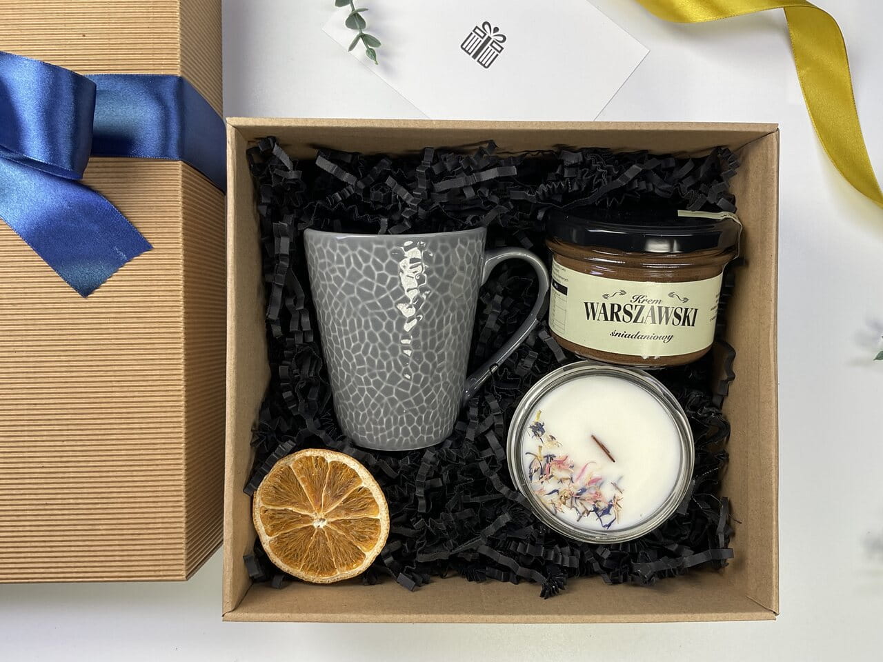 Jak zapakować kubek i świecę na prezent? Wybierz nasz personalizowany box ryflowany z rzemieślniczym kremem śniadaniowym.