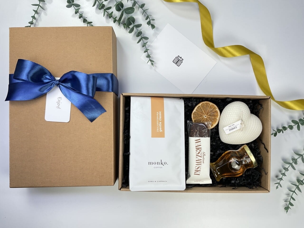 Naturalny box prezentowy z kawą Monko, świecą sojową serce i miodem. Elegancki zestaw upominkowy w pudełku ryflowanym z niebieską wstążką.