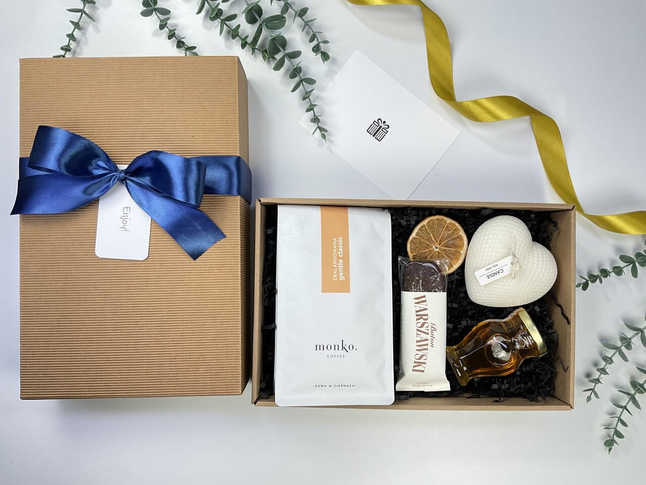Naturalny box prezentowy z kawą Monko, świecą sojową serce i miodem. Elegancki zestaw upominkowy w pudełku ryflowanym z niebieską wstążką.