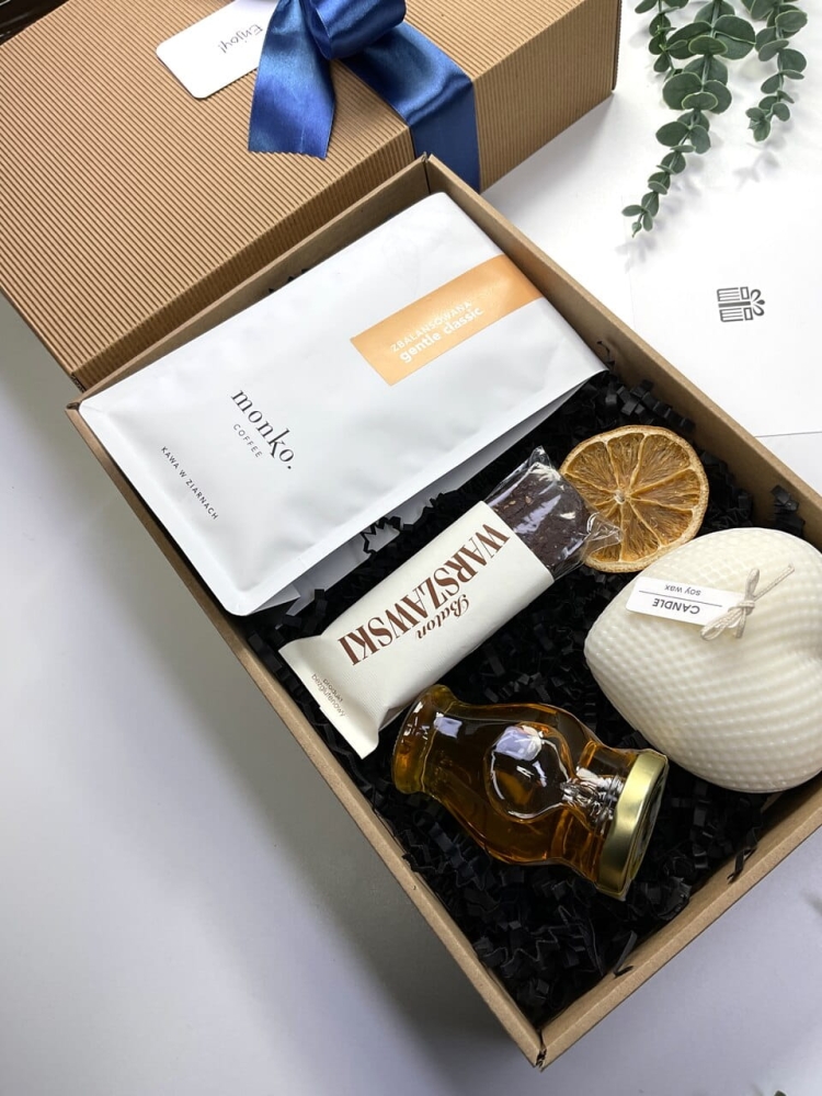 Ręcznie robiona świeca w kształcie serca w zestawie z kawą premium. Stylowy upominek na urodziny lub podziękowanie z bilecikiem „Enjoy”.