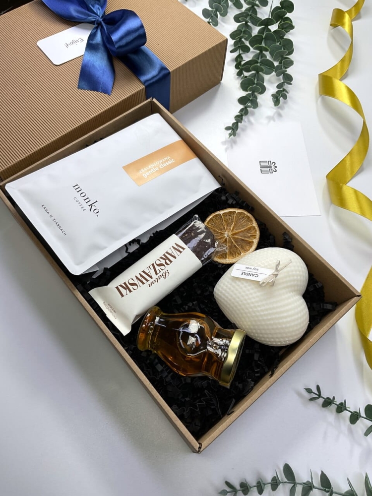 Miód naturalny i baton rzemieślniczy jako dodatki do kawowego boxu prezentowego. Gotowy prezent z suszoną pomarańczą i wstążką.