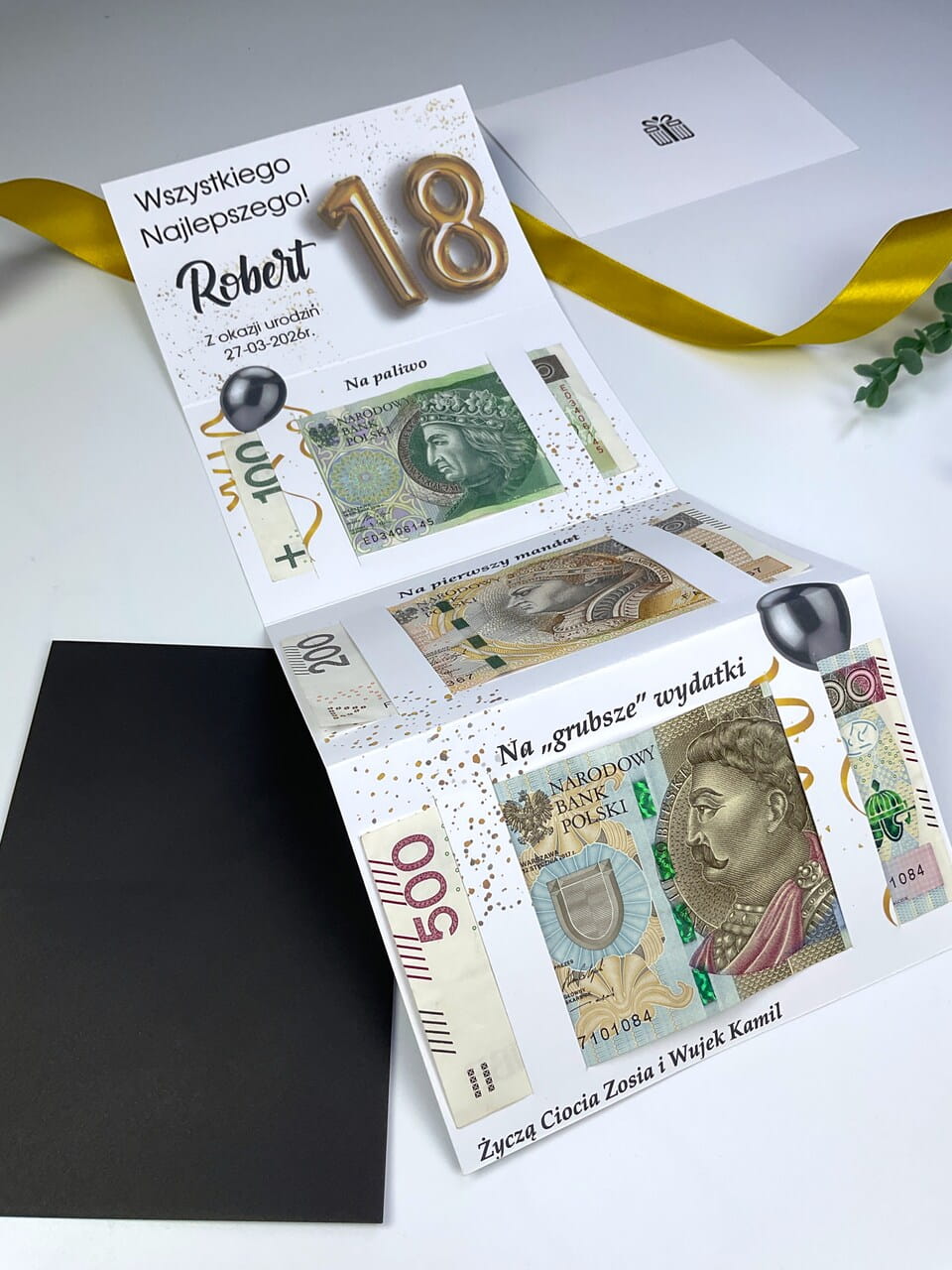 Kreatywna pamiątka na osiemnastkę dla Roberta ze złotymi balonami.