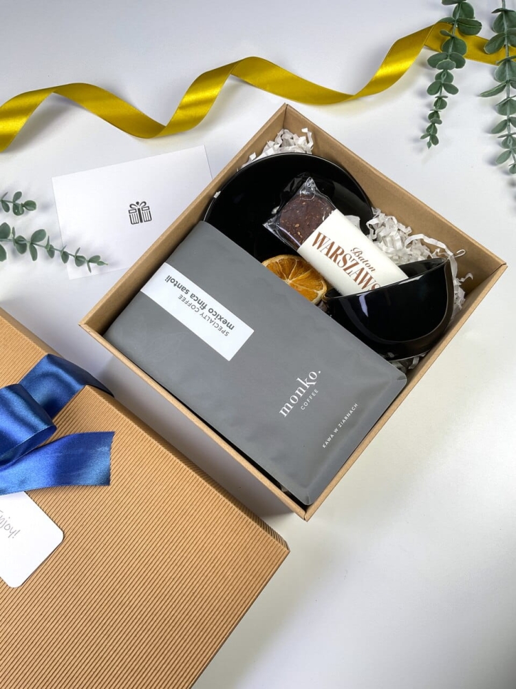 Kawa Monko Mexico Finca Santoli i czarna porcelana w ozdobnym pudełku z niebieską wstążką. Stylowy upominek biznesowy lub urodzinowy.
