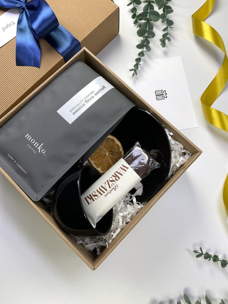 Zestaw do kawy premium Monko. Pudełko ryflowane, włoska porcelana i naturalny baton – prezent gotowy do wręczenia z kartką na życzenia.