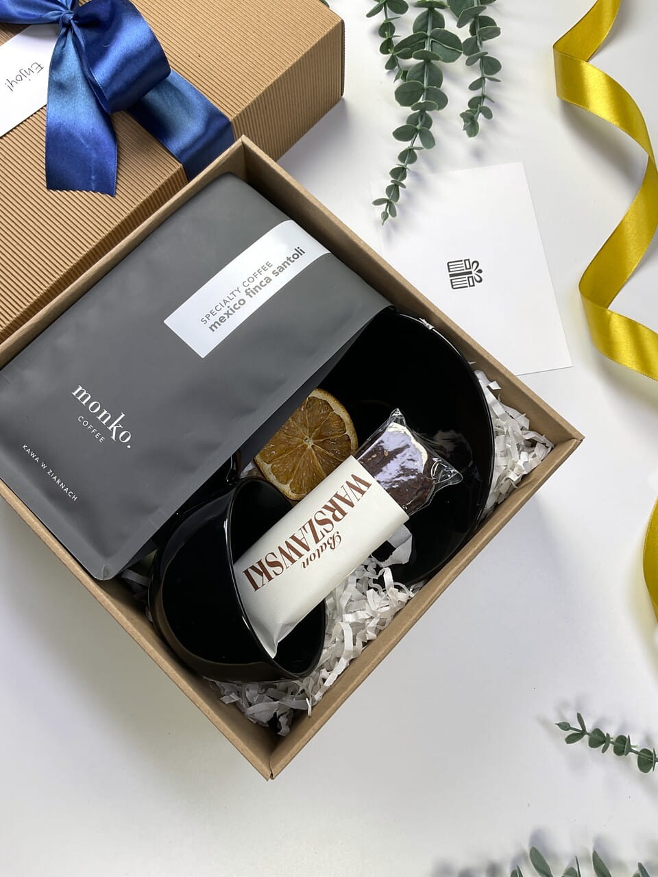 Zestaw do kawy premium Monko. Pudełko ryflowane, włoska porcelana i naturalny baton – prezent gotowy do wręczenia z kartką na życzenia.