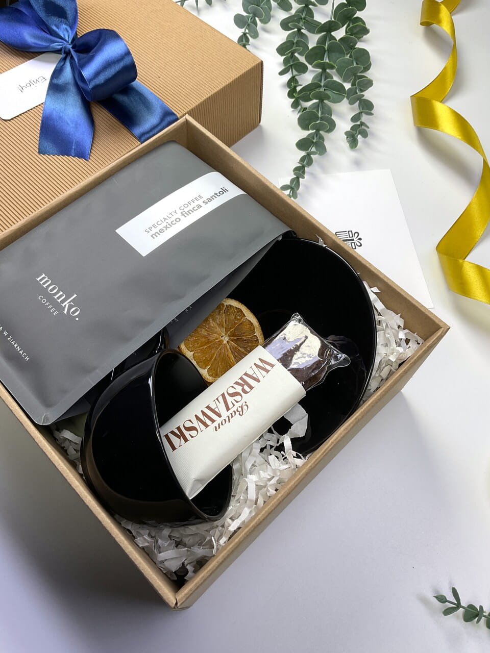 Jak zapakować kawę i filiżankę na prezent? Wybierz nasz personalizowany box ryflowany z czarną porcelaną i kawą specialty.