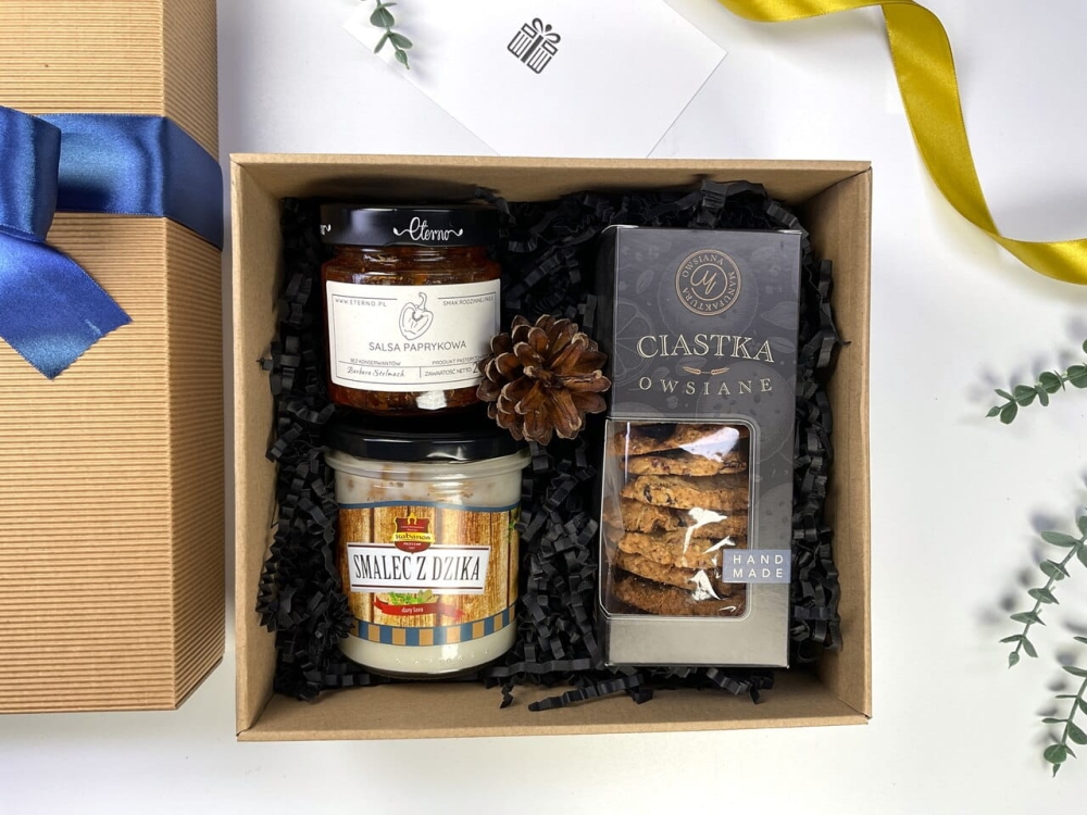 Wytrawny box prezentowy z smalcem z dzika, salsą paprykową i ciastkami owsianymi. Naturalny zestaw upominkowy w pudełku ryflowanym z niebieską wstążką.