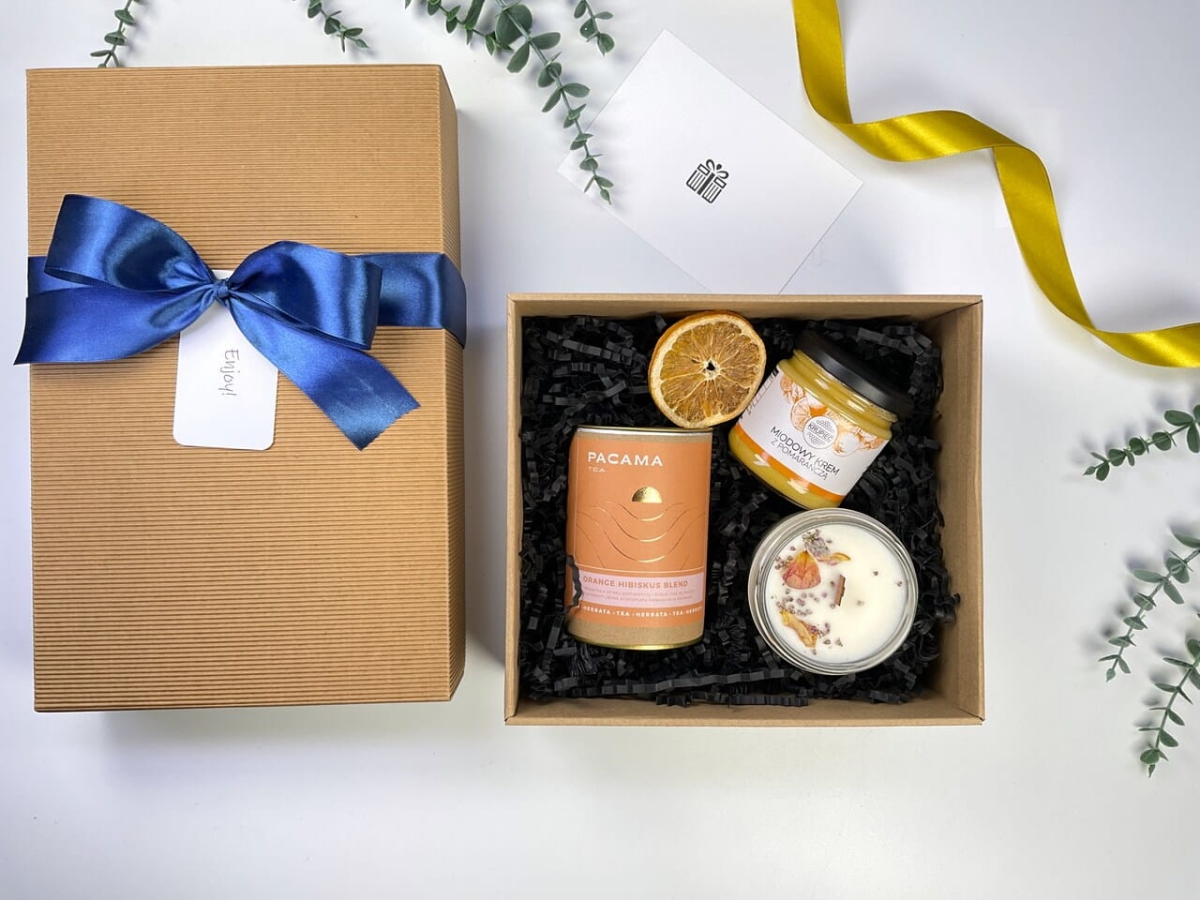 Naturalny box prezentowy ryflowany z herbatą Pacama, miodowym kremem i świecą sojową. Elegancki zestaw upominkowy z niebieską wstążką.