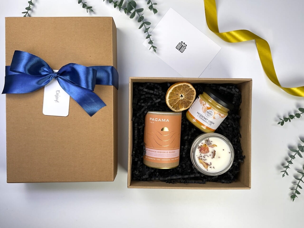 Jak zapakować herbatę i miód na prezent? Wybierz nasz personalizowany box ryflowany z rzemieślniczą świecą i bilecikiem „Enjoy”.