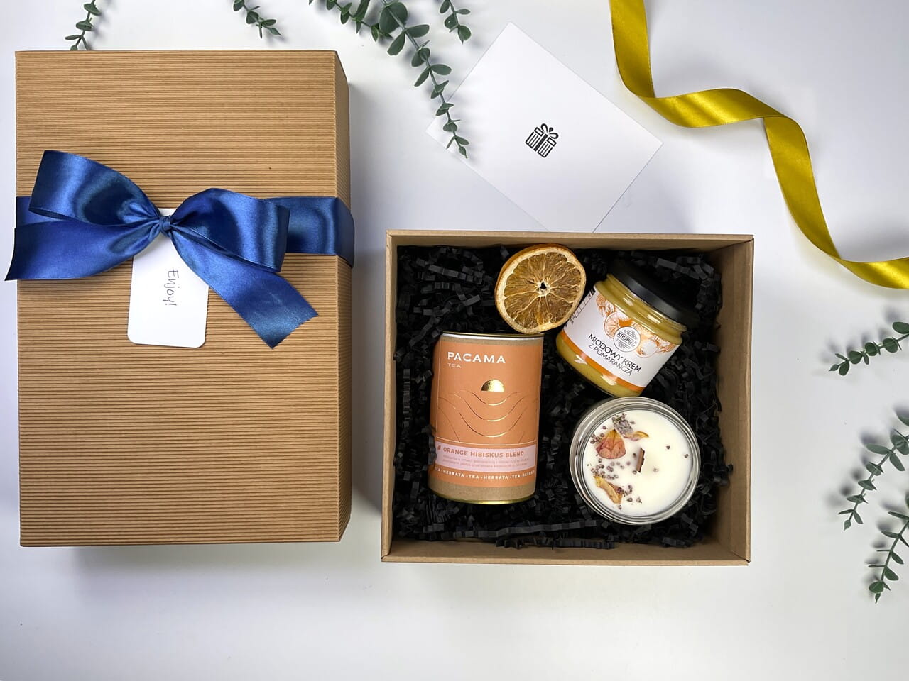Jak zapakować herbatę i miód na prezent? Wybierz nasz personalizowany box ryflowany z rzemieślniczą świecą i bilecikiem „Enjoy”.