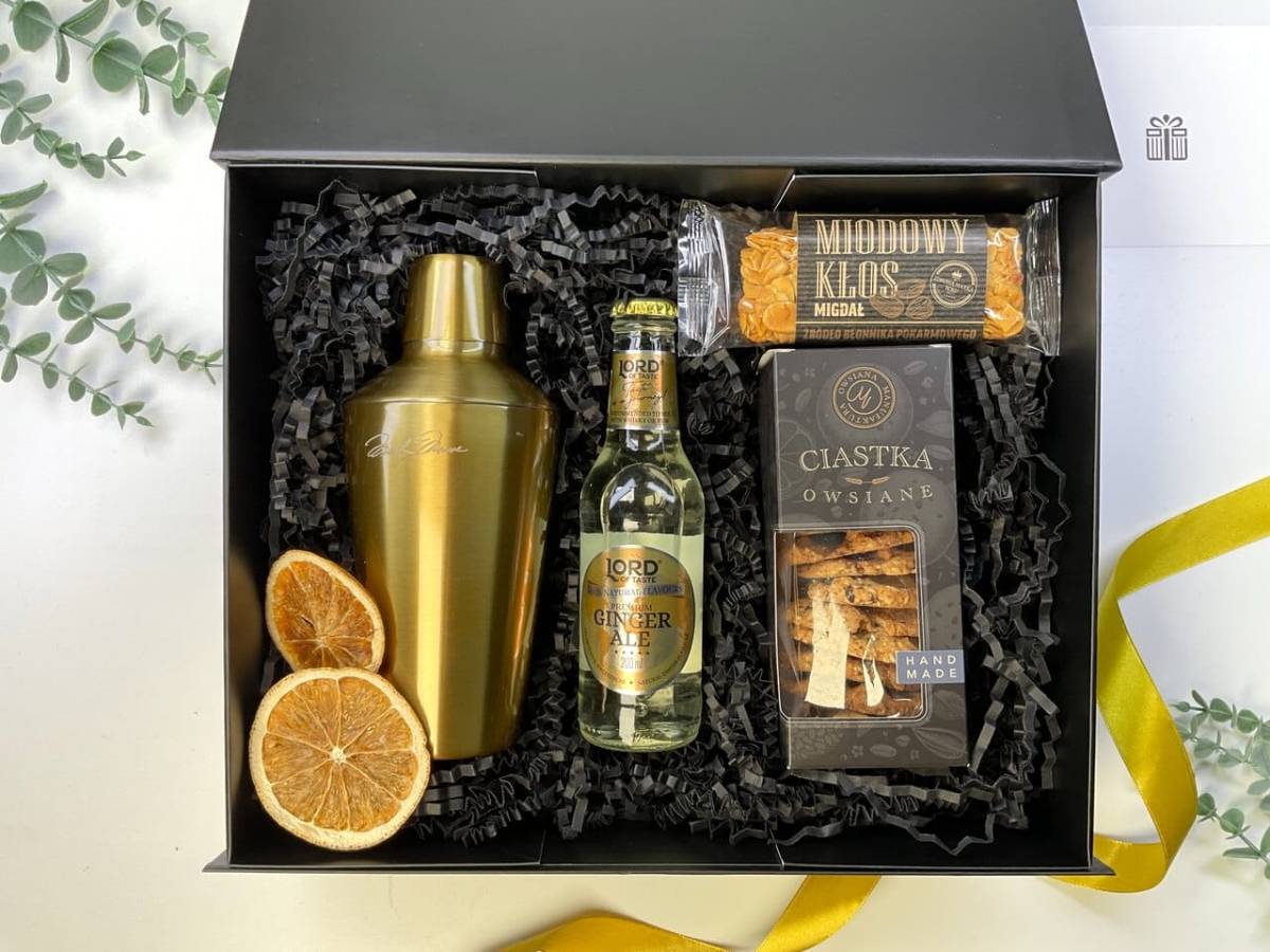 Złoty shaker barmański premium w czarnym pudełku prezentowym. Prestiżowy zestaw z napojem Ginger Ale i batonem miodowym.