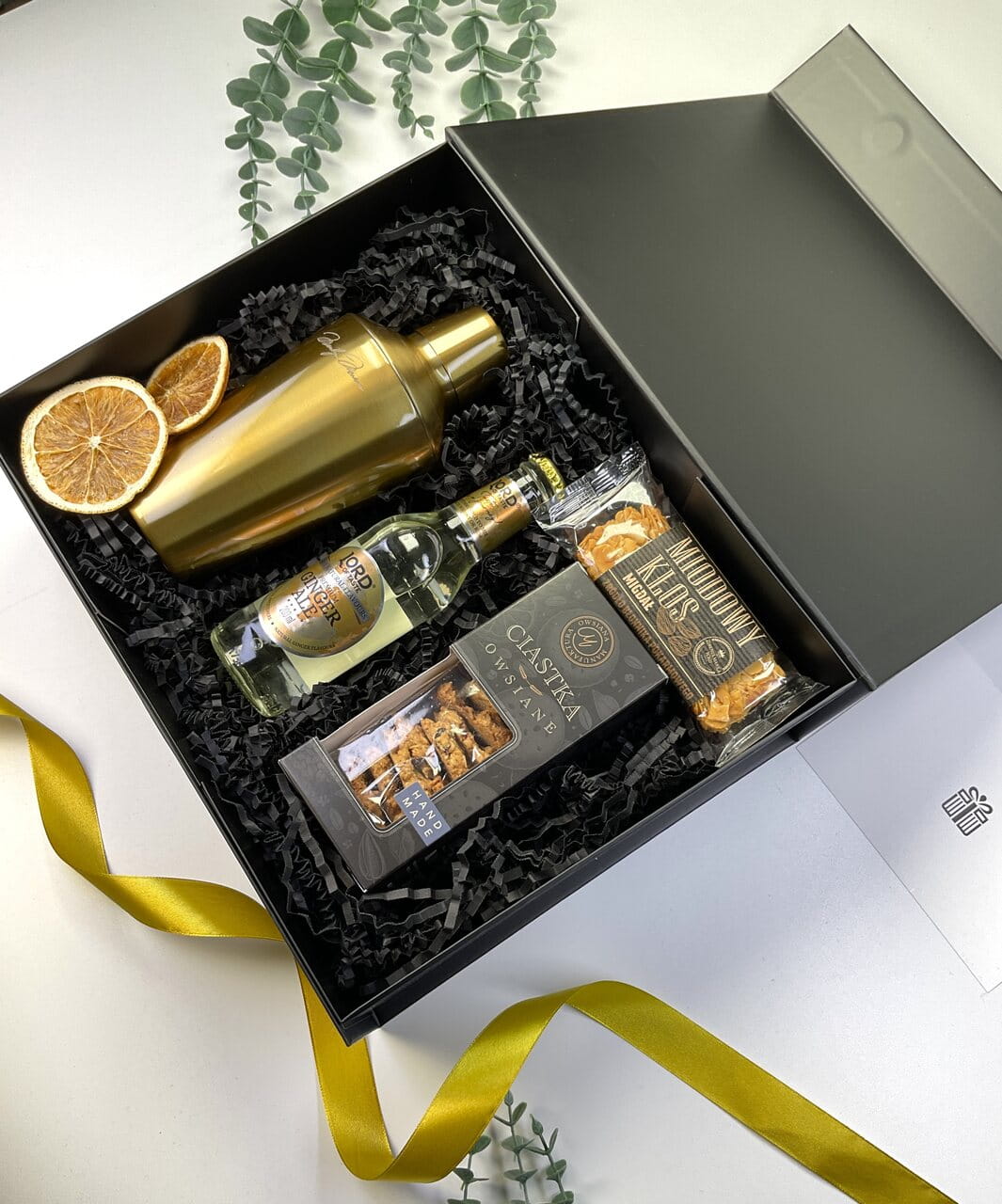 Jak zapakować shaker na prezent? Wybierz nasz personalizowany box magnetyczny z profesjonalnym tonikiem i zdrowymi ciastkami.