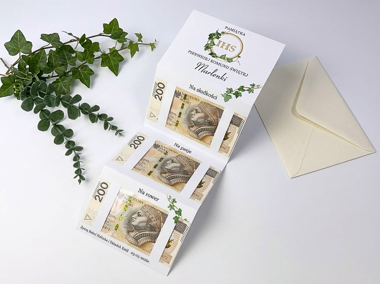 Personalizowana pamiątka komunijna z kopertą i autorską ilustracją.