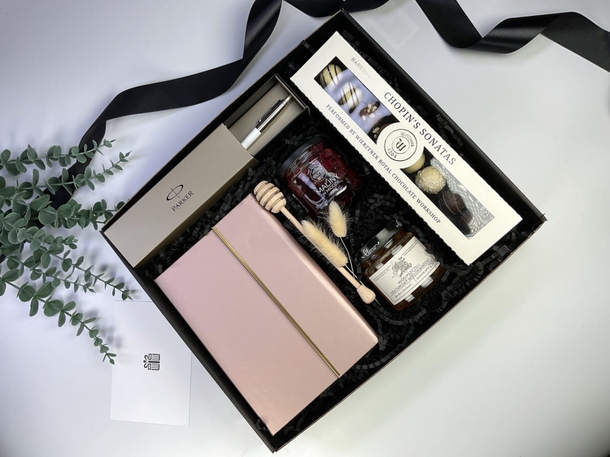 Jak elegancko podziękować kobiecie w biznesie? Wybierz luksusowy box z różowym notesem i markowym długopisem Parker.