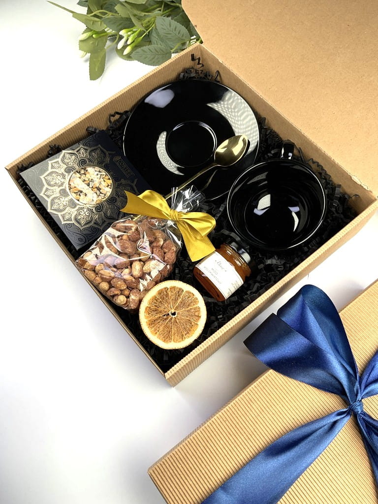 Stylowy box prezentowy dla szefa lub taty z miodem, orzeszkami w karmelu i czekoladą premium.