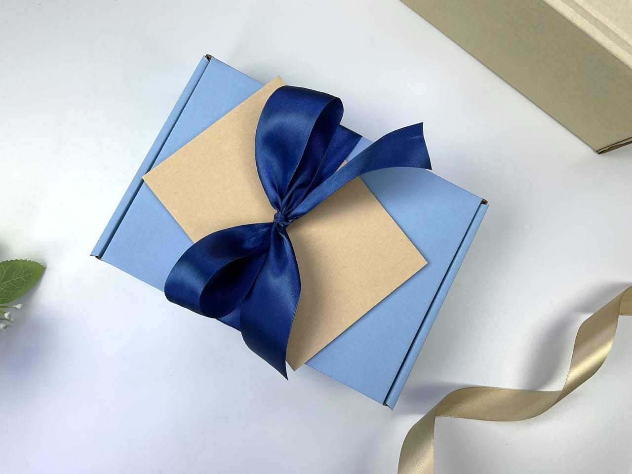 Box niemowlęcy premium: muślinowa pieluszka, grzechotka handmade, zawieszka na smoczek, drewniany element z imieniem oraz kartka z życzeniami. Wyjątkowy prezent dla chłopca.