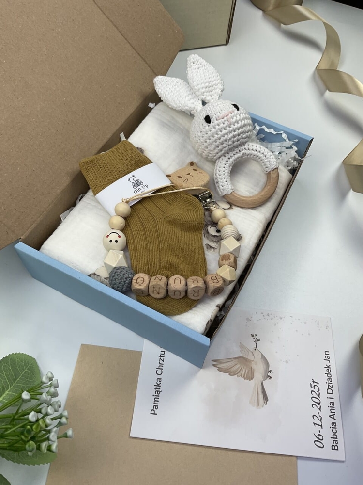 Prezent na narodziny dziecka — elegancki box dla chłopca z muślinową pieluszką, ręcznie robionymi akcesoriami i personalizacją. Idealny na chrzest i powitanie na świecie.