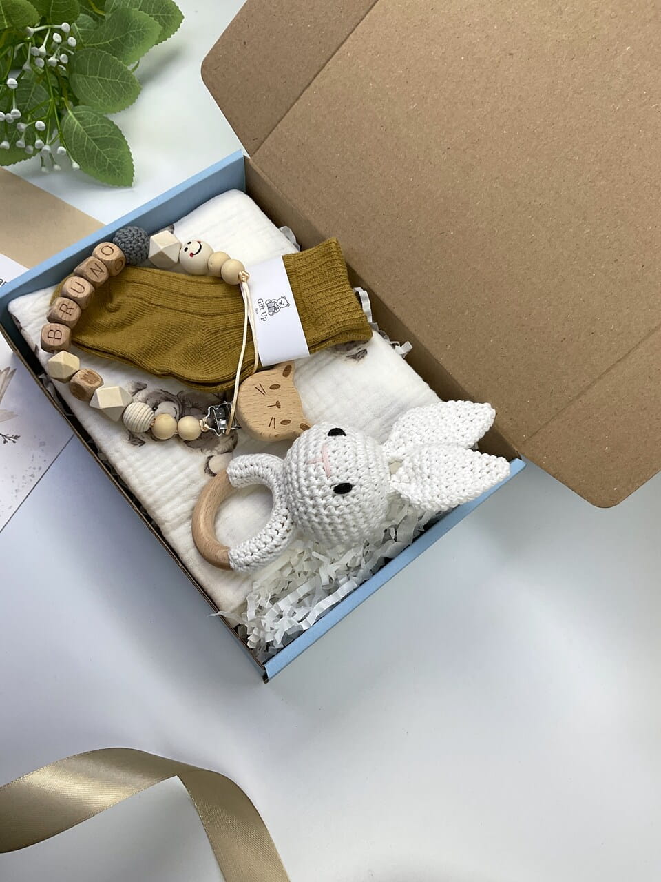 Prezent na narodziny dziecka — elegancki box dla chłopca z muślinową pieluszką, ręcznie robionymi akcesoriami i personalizacją. Idealny na chrzest i powitanie na świecie.