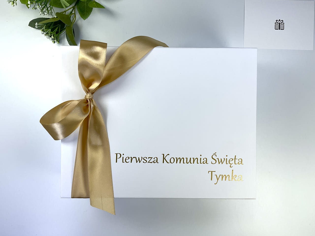 Puste pudełko do własnego wypełnienia na Komunię. Białe wiórki ozdobne i magnetyczne zamknięcie – baza na prezent komunijny.