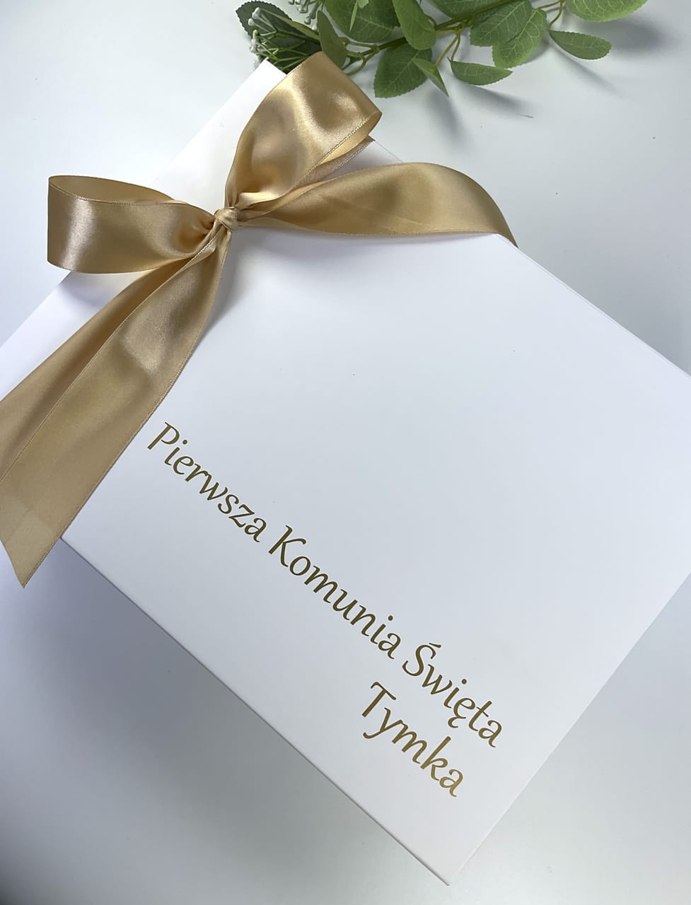 Złoty napis z folii Oracal na pudełku. Trwała personalizacja imienna na pamiątkę Pierwszej Komunii Świętej.