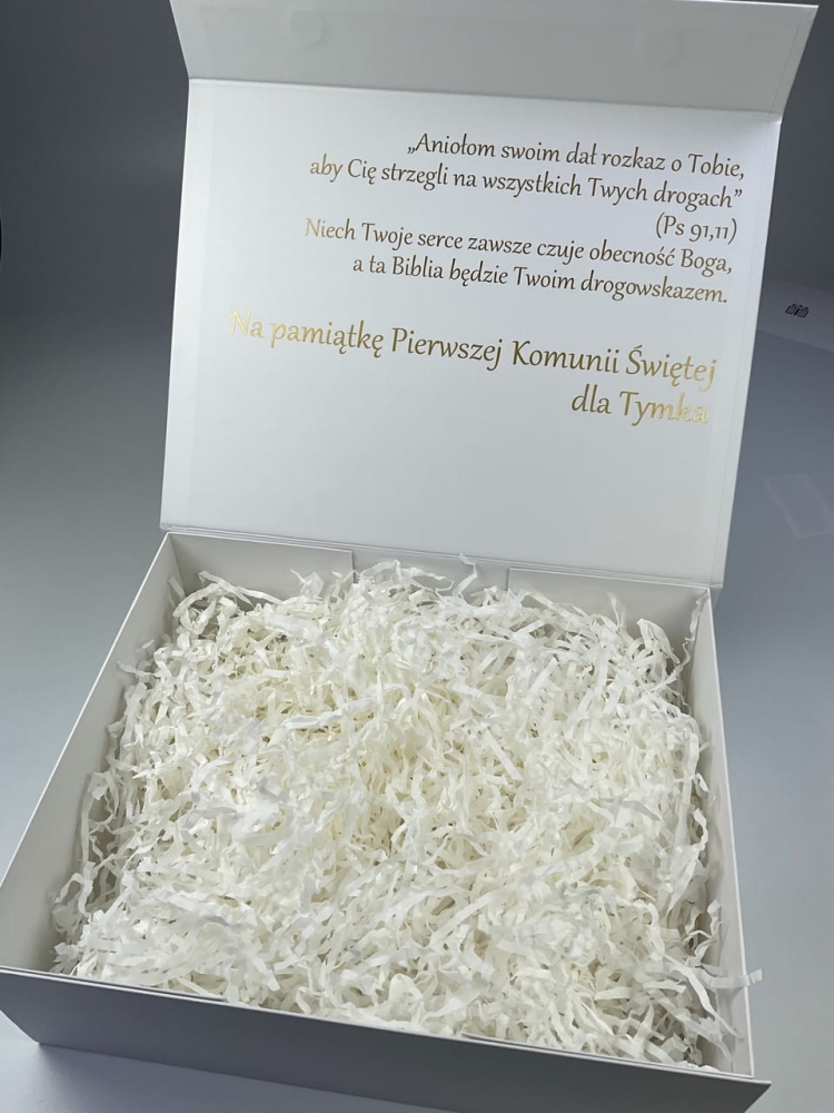 Jak zapakować Biblię na Komunię? Eleganckie białe pudełko z personalizacją, wstążką i życzeniami w środku.