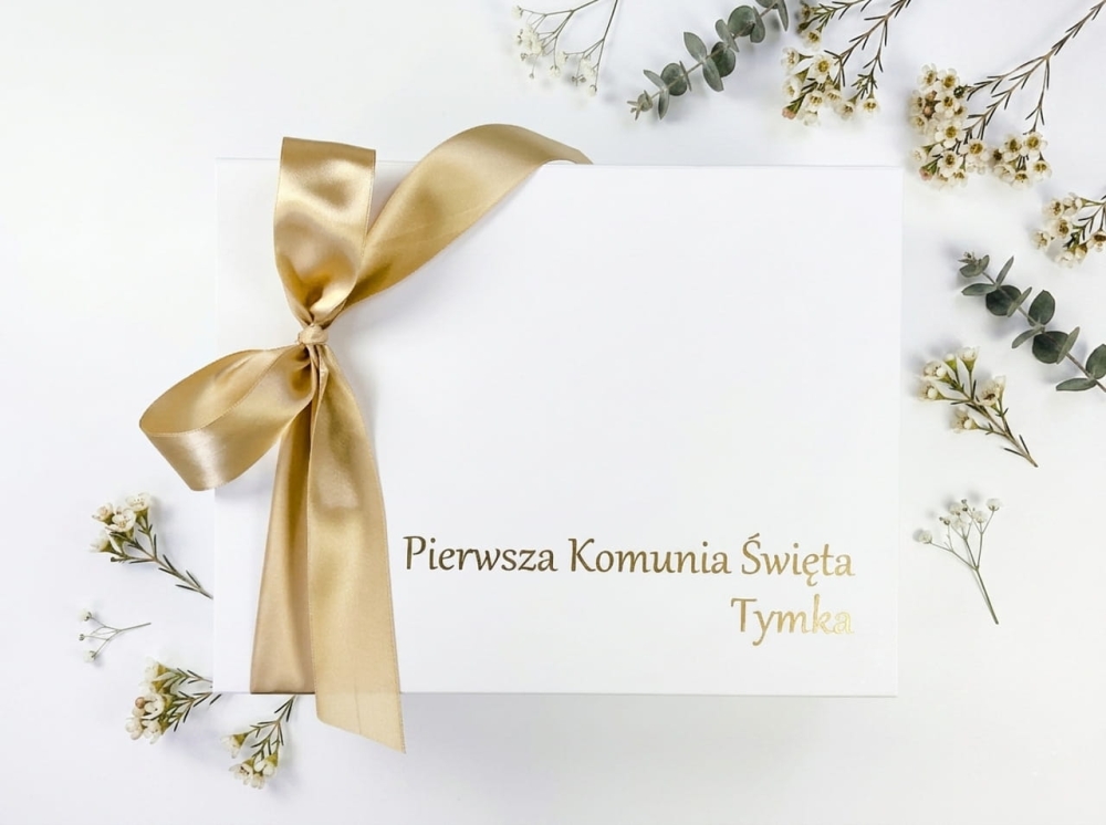 Życzenia komunijne pod wiekiem pudełka. Ekskluzywna dedykacja wykonana złotą folią Oracal wewnątrz białego pudełka magnetycznego.
