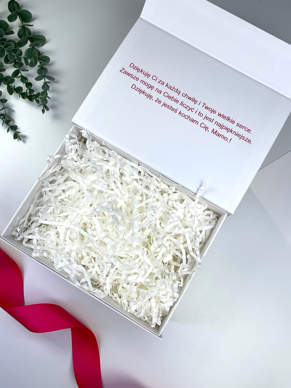 Białe pudełko magnetyczne z personalizacją – idealne na biżuterię lub perfumy dla niej. Ty wybierasz kolor napisu i wstążki. Gotowe rozwiązanie z wypełnieniem w środku. Zamów unikalną pamiątkę!