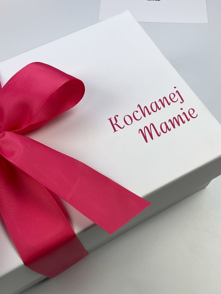 Ekskluzywne pudełko na prezent dla Mamy z dowolną dedykacją. Magnetyczne zamknięcie, piękna kokarda i Twój tekst w środku. Rozwiąż problem pakowania w wielkim stylu. Sprawdź opcje kolorystyczne!