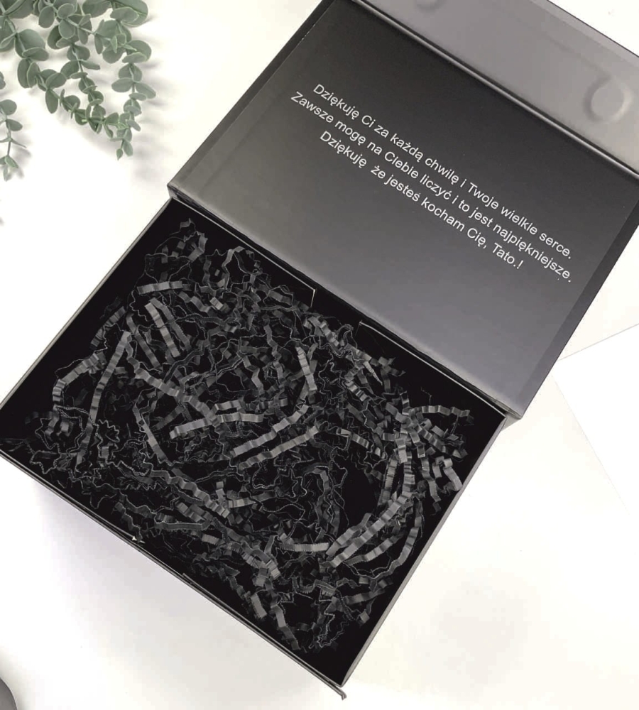 Personalizowane czarne pudełko na Dzień Ojca. Wybierz kolor nadruku i kokardy. Wewnątrz miejsce na Twoje osobiste życzenia. Solidne wykonanie premium, które zostanie z Tatą na lata jako organizer. Sprawdź!