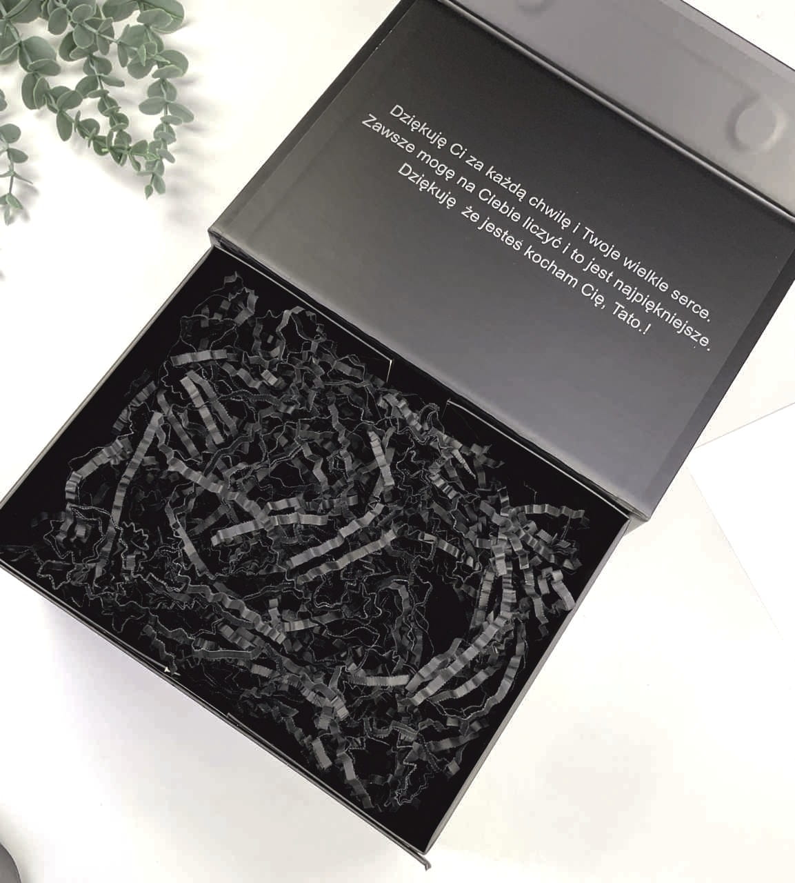 Personalizowane czarne pudełko na Dzień Ojca. Wybierz kolor nadruku i kokardy. Wewnątrz miejsce na Twoje osobiste życzenia. Solidne wykonanie premium, które zostanie z Tatą na lata jako organizer. Sprawdź!