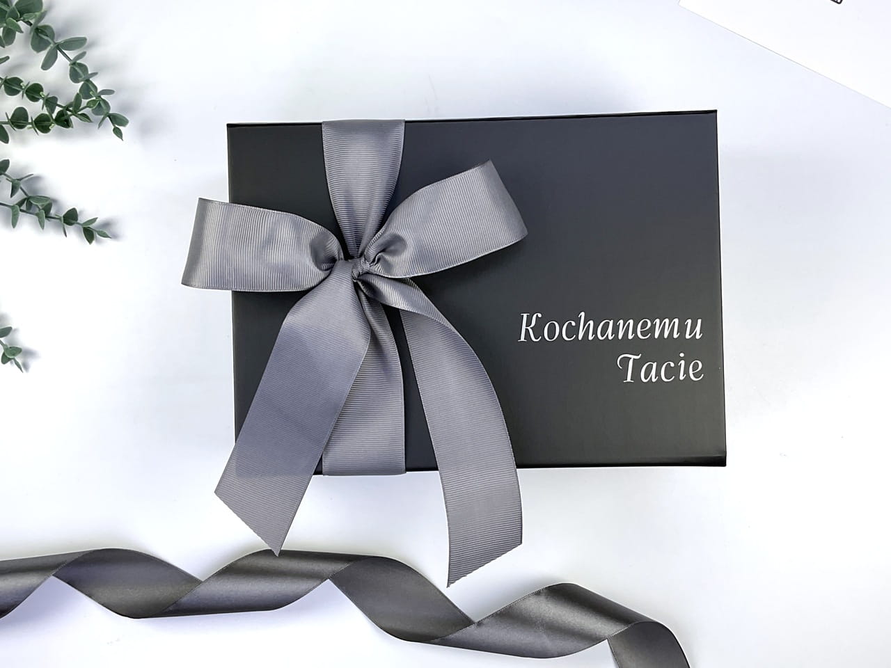 Eleganckie czarne pudełko magnetyczne dla Taty z Twoją dedykacją. Personalizowany napis na zewnątrz i wewnątrz. Idealna oprawa na zegarek lub portfel. Wybierz kolor wstążki i stwórz wyjątkowy prezent!
