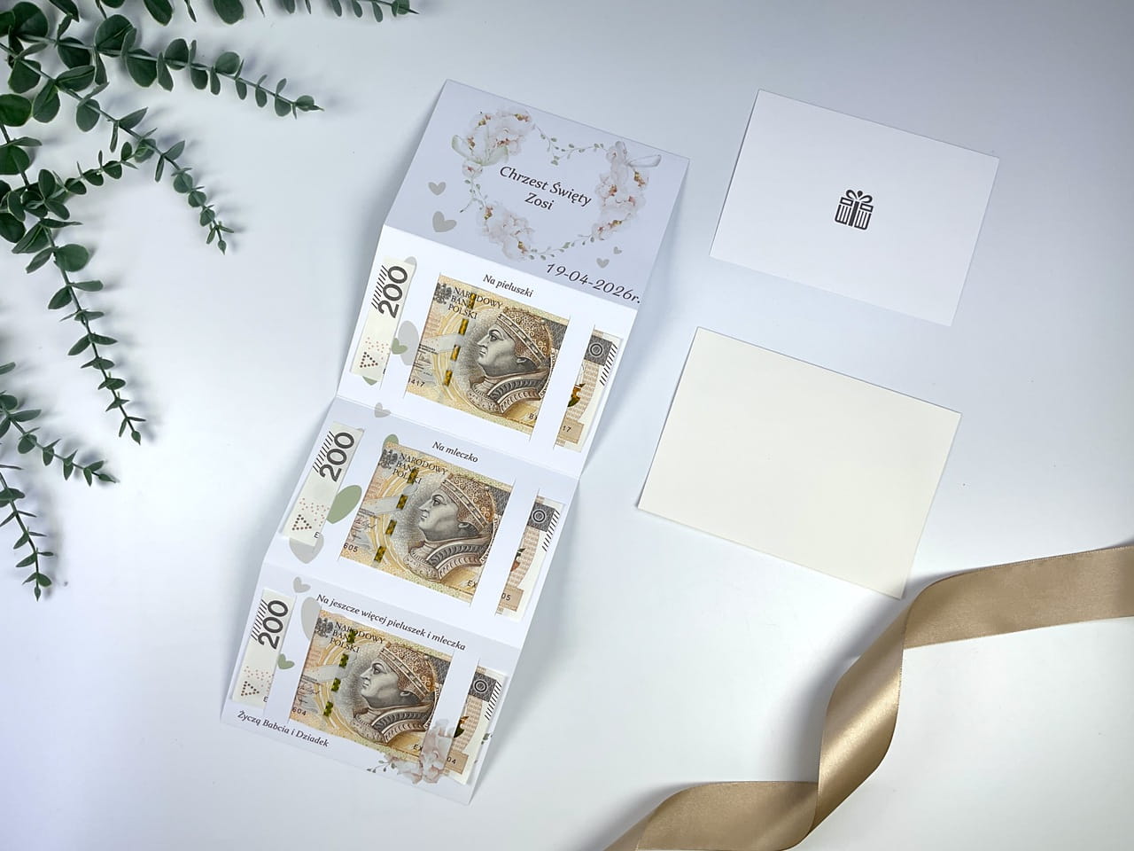Personalizowana pamiątka Chrztu Świętego harmonijka z kwiatowym sercem.