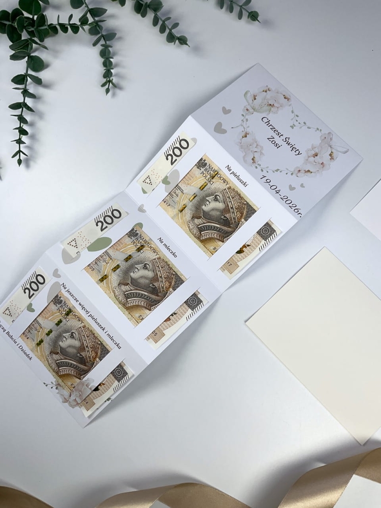 Kreatywna kartka na Chrzest z kieszonkami na banknoty i kwiatową grafiką.