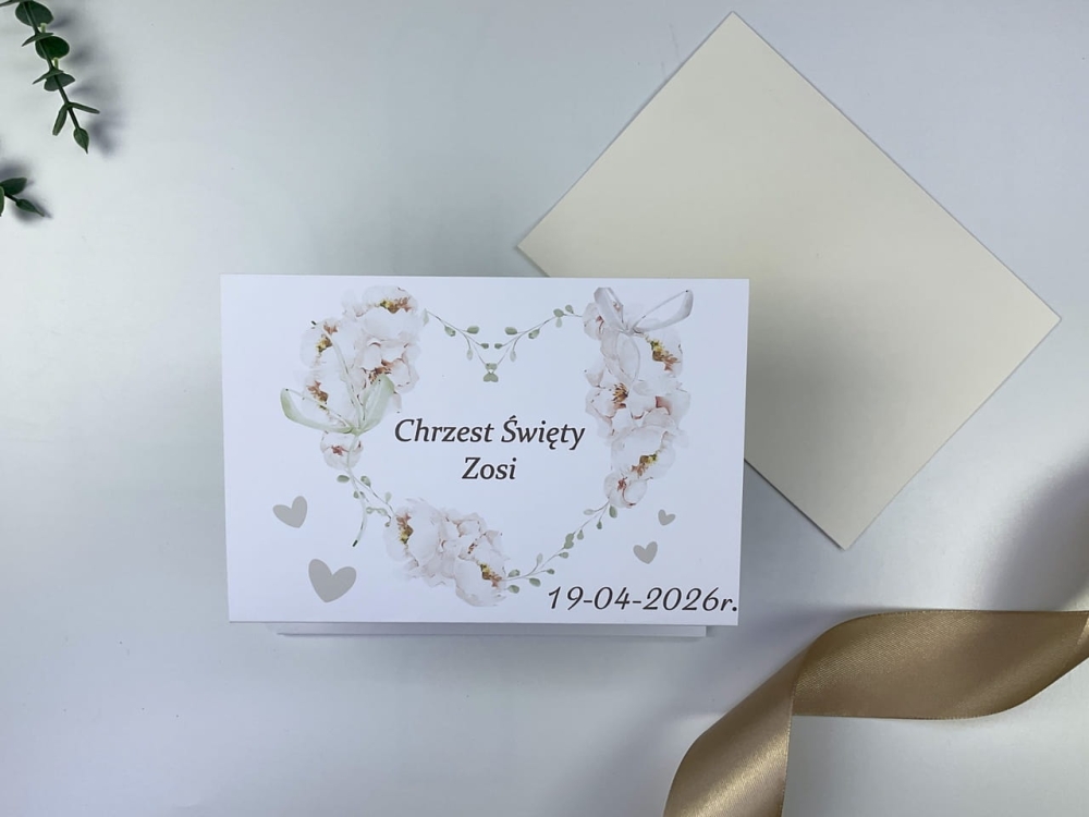 Rozkładana kartka na chrzciny z motywem jasnych kwiatów i serca.