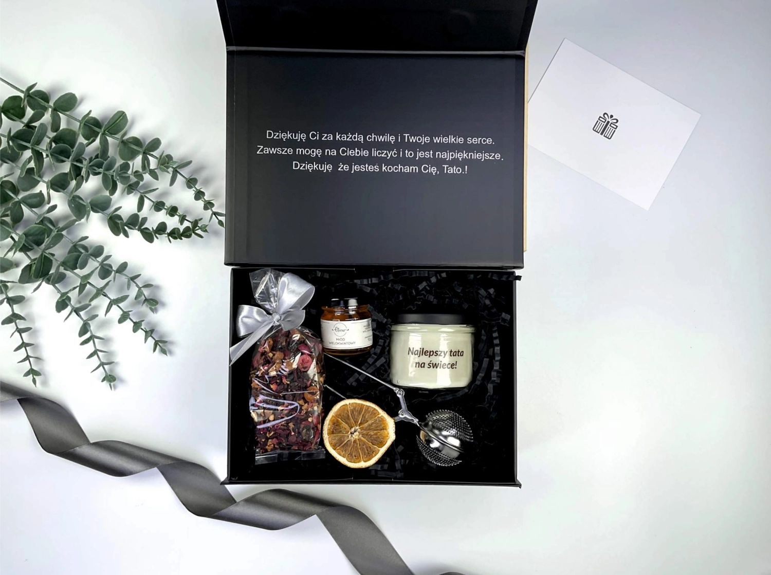 Męski box personalizowany z napisem dla dziadka. Luksusowa oprawa prezentu z satynową wstążką i wypełnieniem.