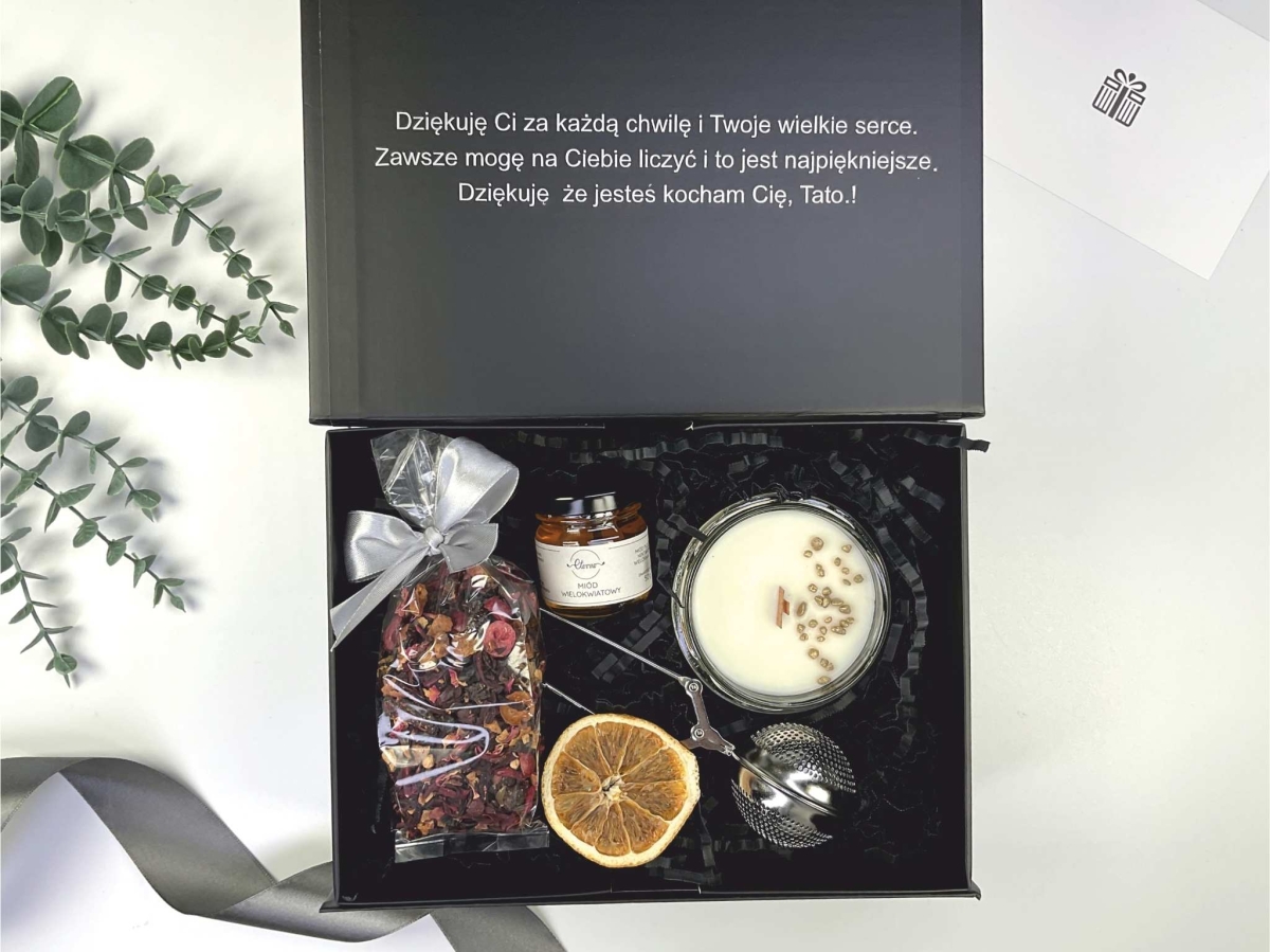 Czarne pudełko magnetyczne dla mężczyzny z personalizowanym złotym napisem „Najlepszy Tata”. Box z herbatą, miodem i świecą.