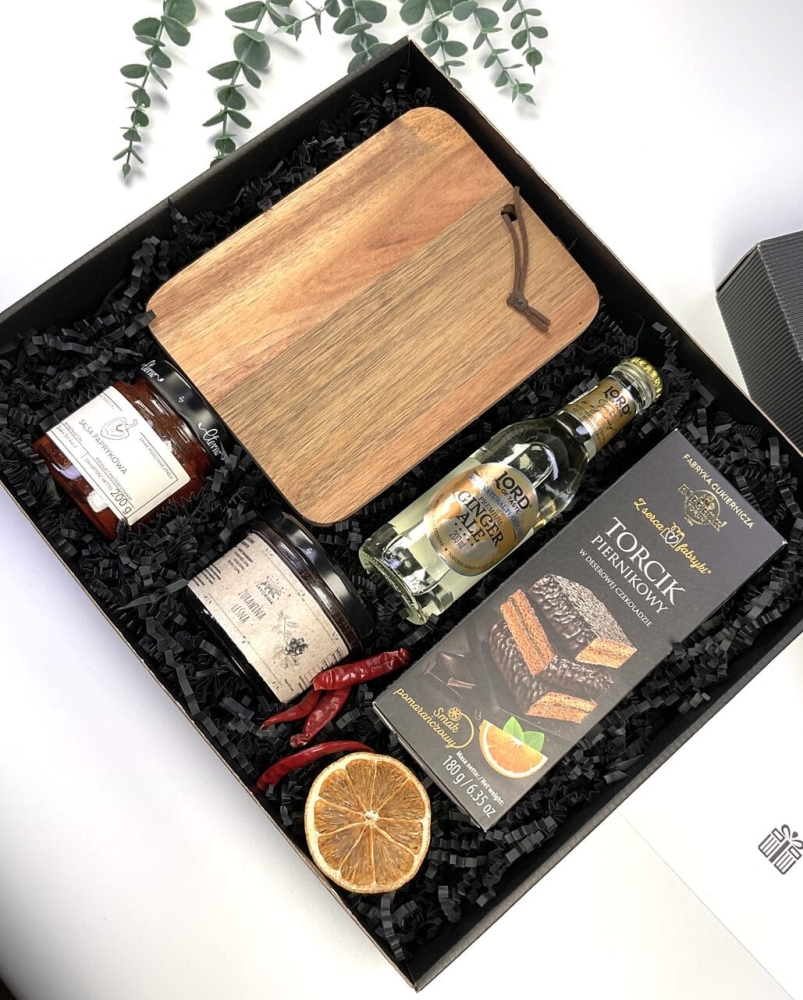 Ekskluzywny zestaw dla mężczyzny – salsa, żurawina i pierniki w czarnym pudełku premium.