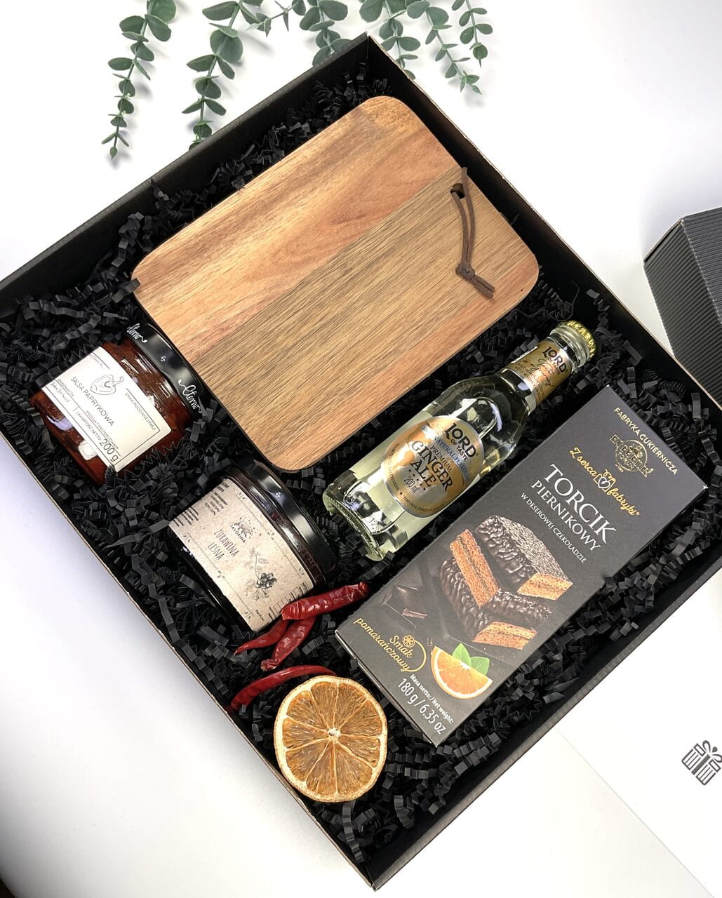 Ekskluzywny zestaw dla mężczyzny – salsa, żurawina i pierniki w czarnym pudełku premium.