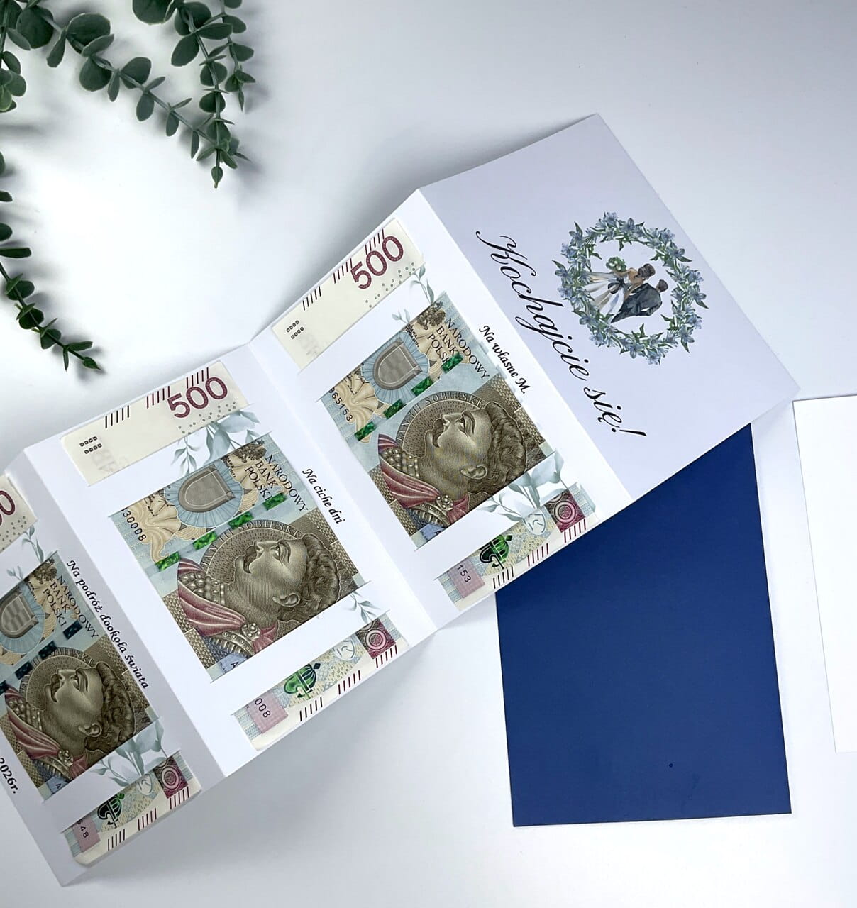 Personalizowany prezent ślubny z kieszonkami na banknoty i grafiką wianka.