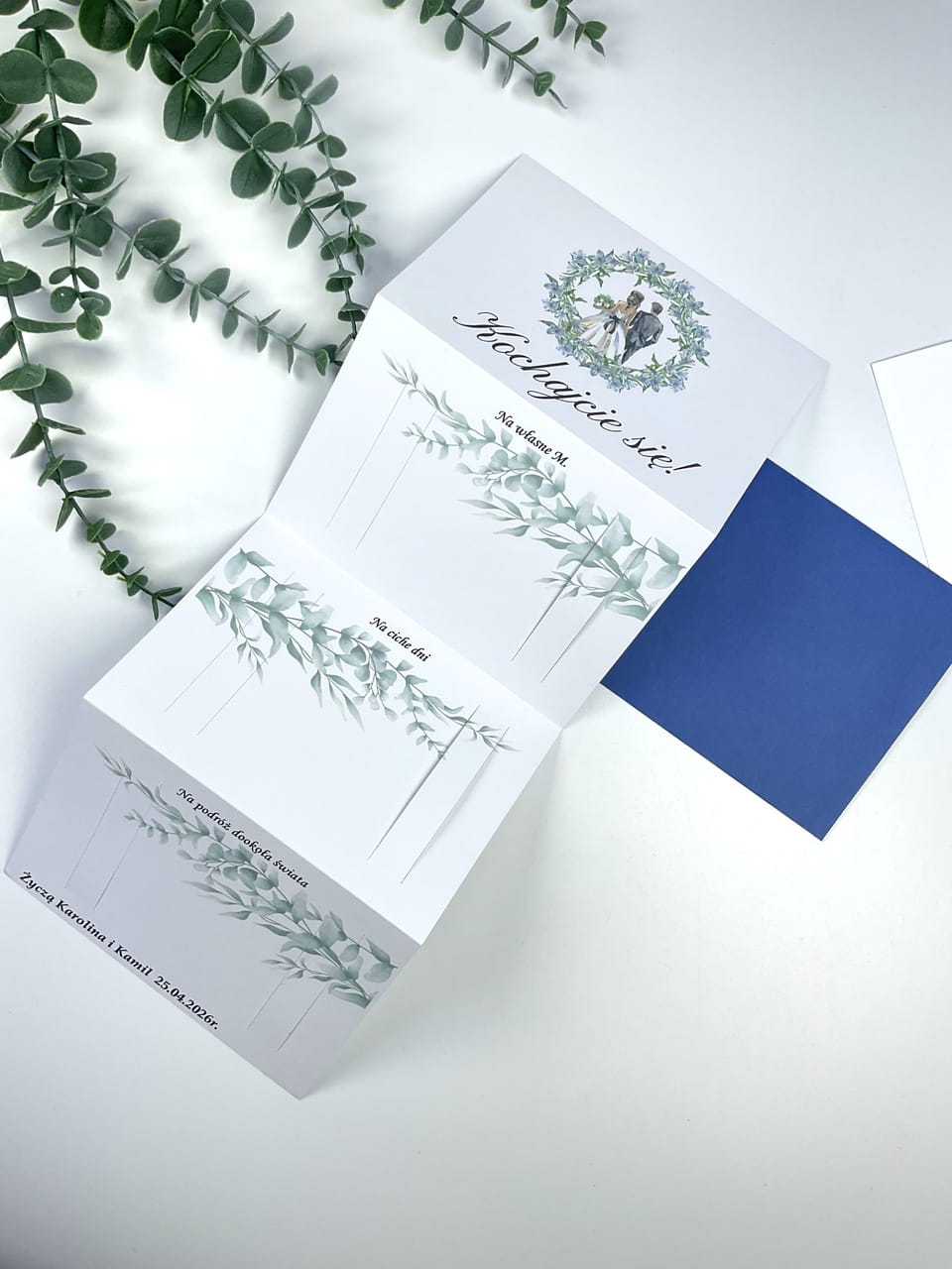 Rozkładana pamiątka ślubna z personalizacją imion gości i datą wesela.