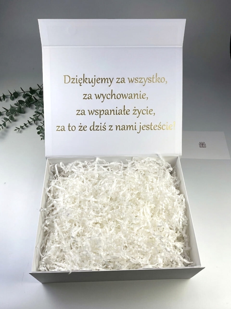 Szukasz opakowania na prezent ślubny dla Rodziców? Wybierz białe pudełko magnetyczne ze złotą kokardą i własnym tekstem. Elegancja i wzruszenie w jednym. Zamów!