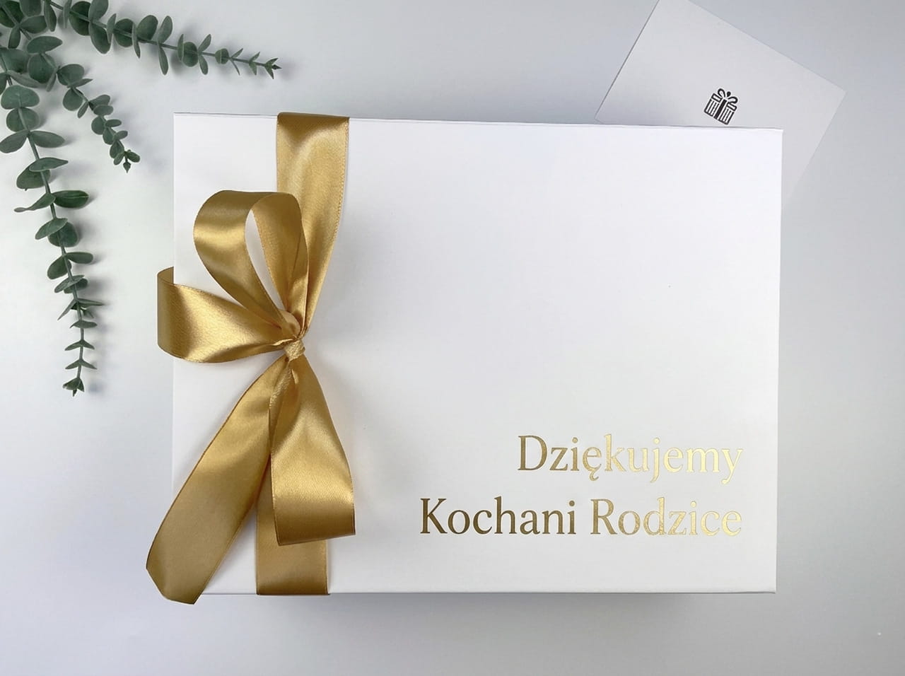 Personalizowane pudełko na podziękowanie dla Rodziców. Białe ze złotym napisem i magnesem. Dowolna dedykacja wewnątrz. Idealna oprawa ślubnego prezentu. Sprawdź!