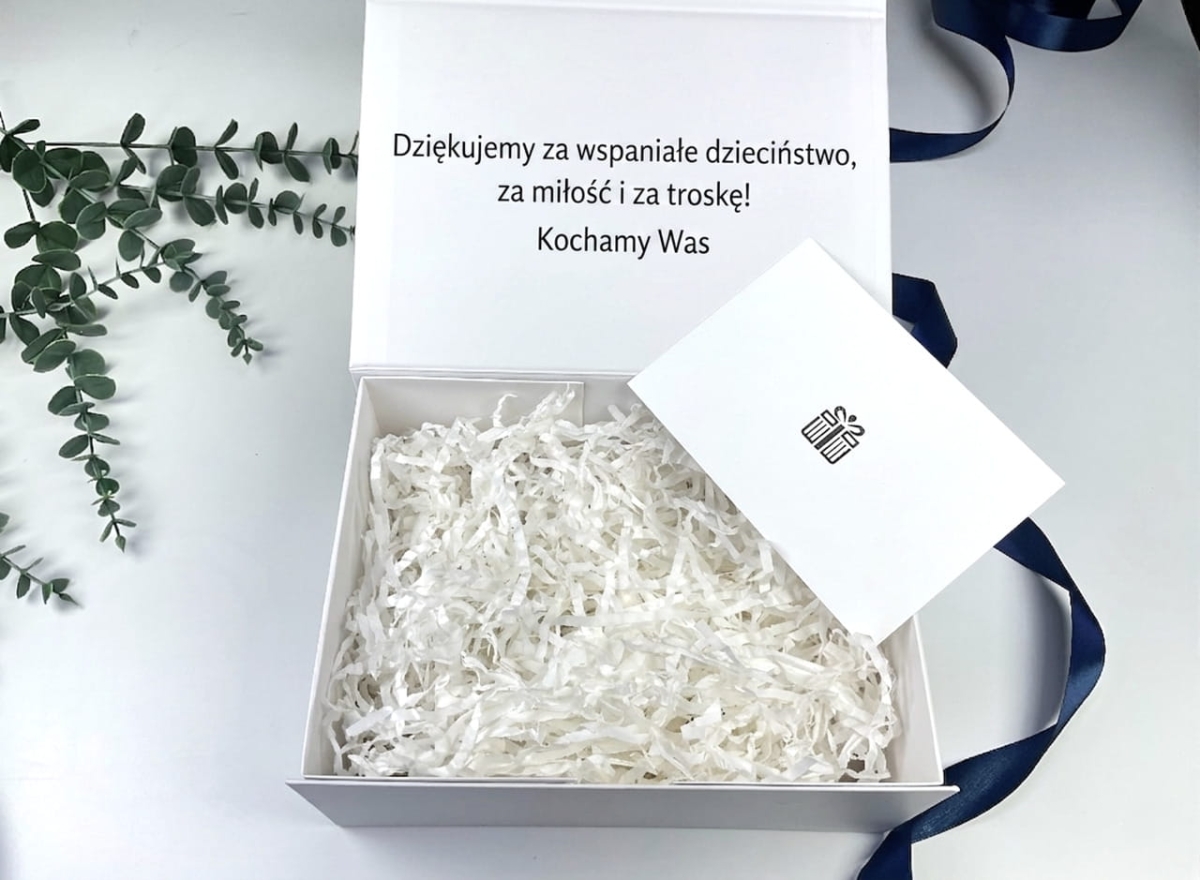 Szukasz opakowania na prezent ślubny dla Rodziców? Wybierz białe pudełko magnetyczne ze złotą kokardą i własnym tekstem. Elegancja i wzruszenie w jednym. Zamów!