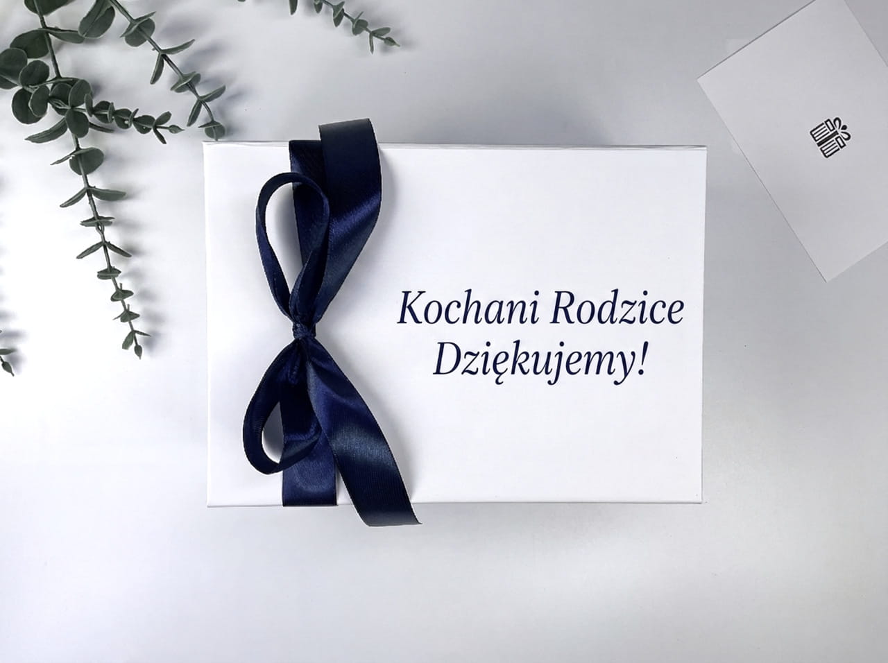 Personalizowane pudełko na podziękowanie dla Rodziców. Białe ze złotym napisem i magnesem. Dowolna dedykacja wewnątrz. Idealna oprawa ślubnego prezentu. Sprawdź!